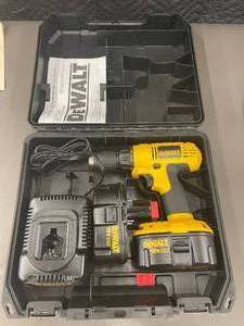 lot 6 image: DeWalt 18V XR Cordless DrillDriver Set with Case