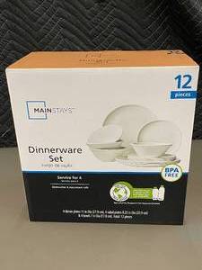 lot 193 image: Mainstays 12-Piece Dinnerware Set - Service for 4