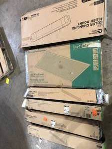 lot 14 image: Lot with Assorted warehouse and more Lights Costumer Returns See pics