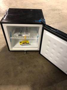 lot 51 image: Whynter mini fridge customer return dented review pictures
