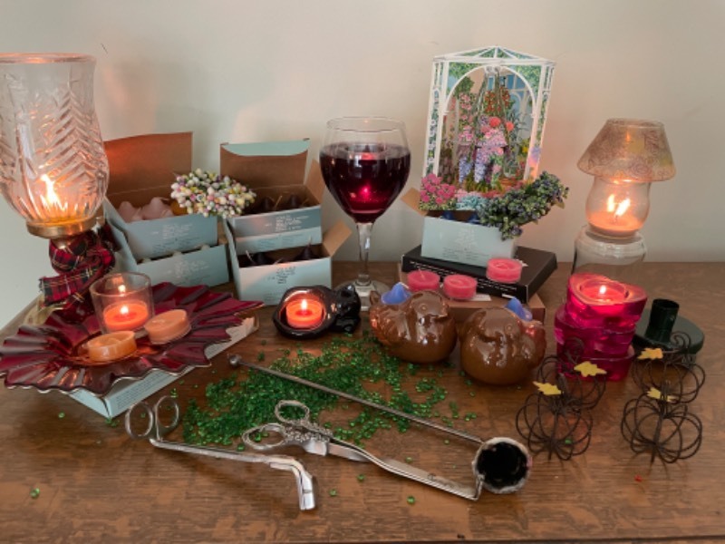 lot 43 image: Party Lite Seasonal Collection and Decorations