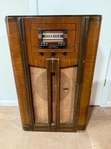 lot 20A image: Cool RCA Victor Stereo