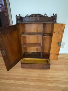 lot 100 image: Vintage Hanging Wall Cabinet