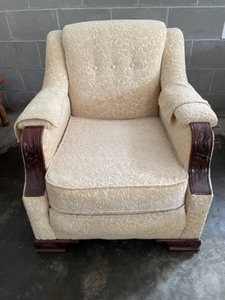 lot 28 image: Comfortable Vintage Chair with Decorative Wooden Feet