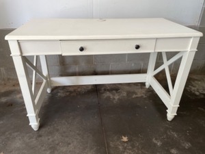 lot 54 image: White True Design Desk