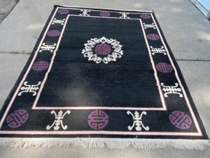 lot 15 image: Artisan Rug 68x90