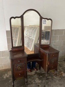 lot 40 image: Dressing Table