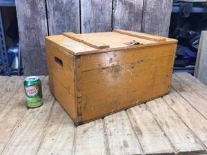 lot 4 image: Vintage Cold Spring Brewing Wooden Crate - With Lid