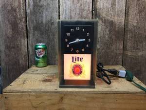 lot 9 image: Vintage Miller Lite Light-Up Clock - Works