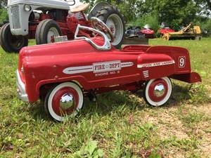 lot 10 image: Nifty Metal Fire Dept Pedal Car