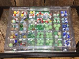 lot 24 image: Collection of Older Marbles - Variety SizesStyles