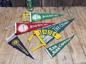 lot 32 image: 5 Vintage Souvenir Felt Pennants