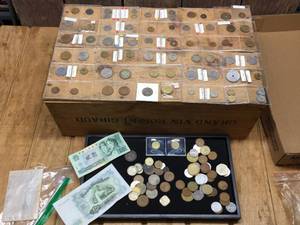 lot 176 image: Variety Vintage BillsCoins