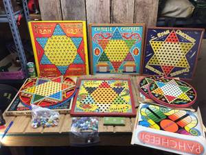 lot 189 image: Vintage CollectablePlayable Chinese Checkers - Games