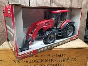 lot 198 image: ERTL CASE MXU135 wLoader - Dealer Edition
