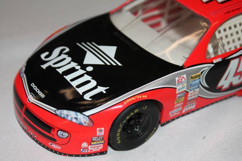lot 113 image: Kyle Petty #45 Dodge RT Die-Cast Replica - No Box