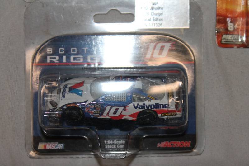 lot 124 image: Lot of 4 164 scale NASCAR Die-Cast Replicas in Box