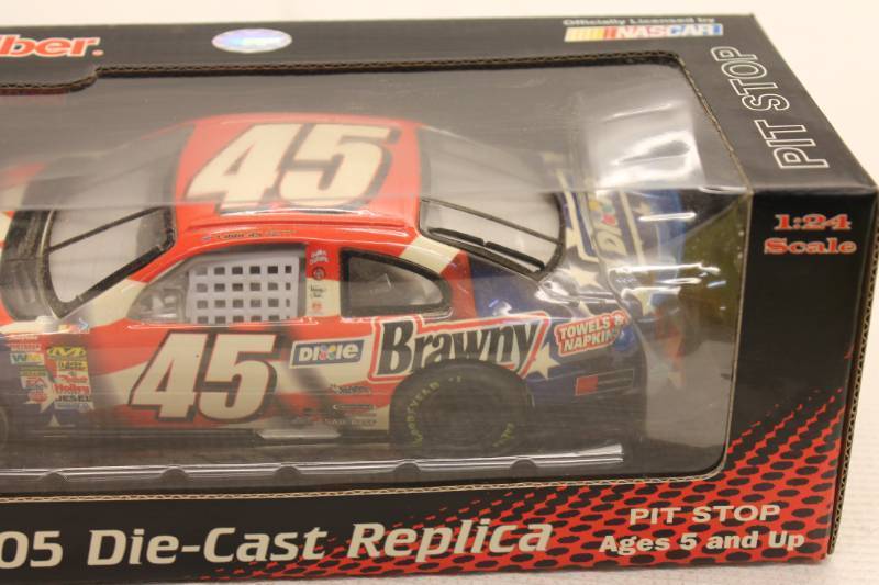 lot 86 image: Kyle Petty GPBrawny Team Caliber Pit Stop 2005 Die-Cast Replica with Box