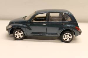 lot 4 image: Maisto 2000 Chrysler  PT Cruiser Diecast Model