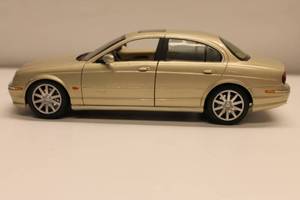lot 6 image: Maisto Gold Jaguar-S-Type