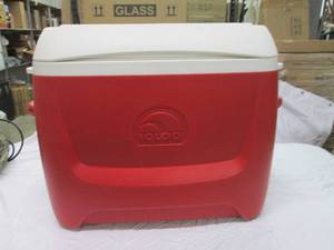 lot 6 image: Igloo cooler with wheels...
