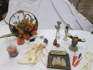lot 19 image: Halloween decor...