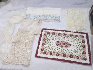 lot 27 image: Vintage linens, doilies and hand to...
