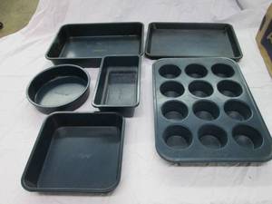 lot 29 image: Nutrichef assorted pans, muffin and...