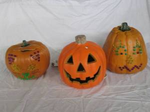lot 50 image: Halloween decor lot...