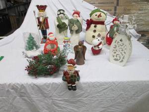 lot 60 image: More Christmas decor...
