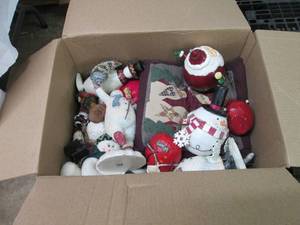 lot 75 image: Large box of Christmas decor...