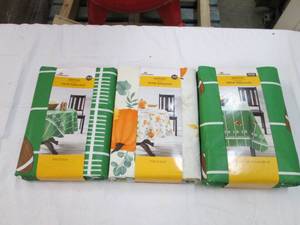 lot 213 image: 2 round table cloths and 1 rectangu...