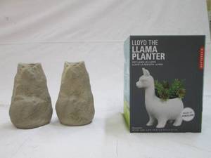 lot 227 image: Llyod the llama vase and 2 decorati...