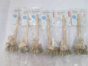 lot 228 image: Kikkerland 6 Mr Scrubber eco friend...