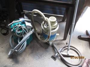 lot 40 image: Bissell Big Green clean machine plus wetdry canister shop vac and misc hoseattachments