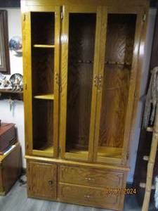 lot 20 image: Large 2pc Solid Oak Deluxe Wood 8-Gun Cabinet with 2-drawers, small 1-door storage compartment and 3-tier display section (no glass for doors)