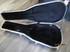 lot 18 image: Fenders hard side guitar case with velvet interior lining