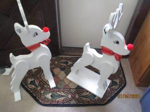 lot 6 image: White wooden 3ft Reindeer statues...