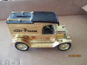 lot 76 image: Ertl Die cast replica bank with key of 1913 Ford Model T Van with Fleet Farm Advertisement