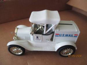 lot 77 image: Ertl Die cast replica bank with key of 1918 Ford Model T Runabout with US Mail advertisement