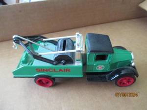 lot 80 image: Ertl Die cast replica bank with key of 1931 Hawkeye tow truck with Sinclair Gasoline advertisement