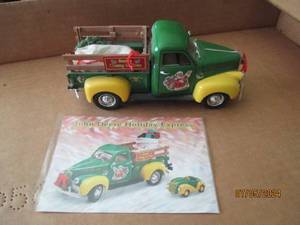 lot 95 image: Ertl Die cast replica of 1947 Studebaker Crate truck with John Deere Holiday Express advertisement