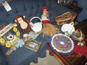 lot 106 image: Wicker and faux floral wreath, swag, basket and other home decor lot
