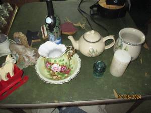 lot 115 image: Home decor lot with Wood Americana, wax warmer, wolf figurine, pitcher and basin plus other select pieces
