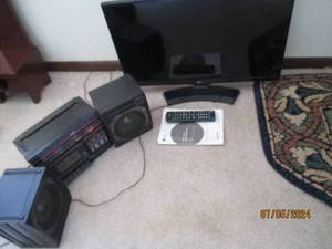 lot 118 image: LG 24 flat-screen TV with remote plus a GE AMFM 3pc Stereo Cassette recorder