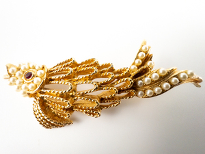 Eye-Catching, Gold Tone Fish Faux Pearl With Green Rhinestone Eye base Metal Brooch.