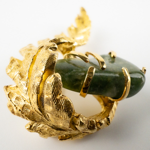 BSK (Steinberg, Slovitt, Kaslo)  Vintage Gold Tone Textured Leaf With Green Stone (Jade) Base Metal Brooch.