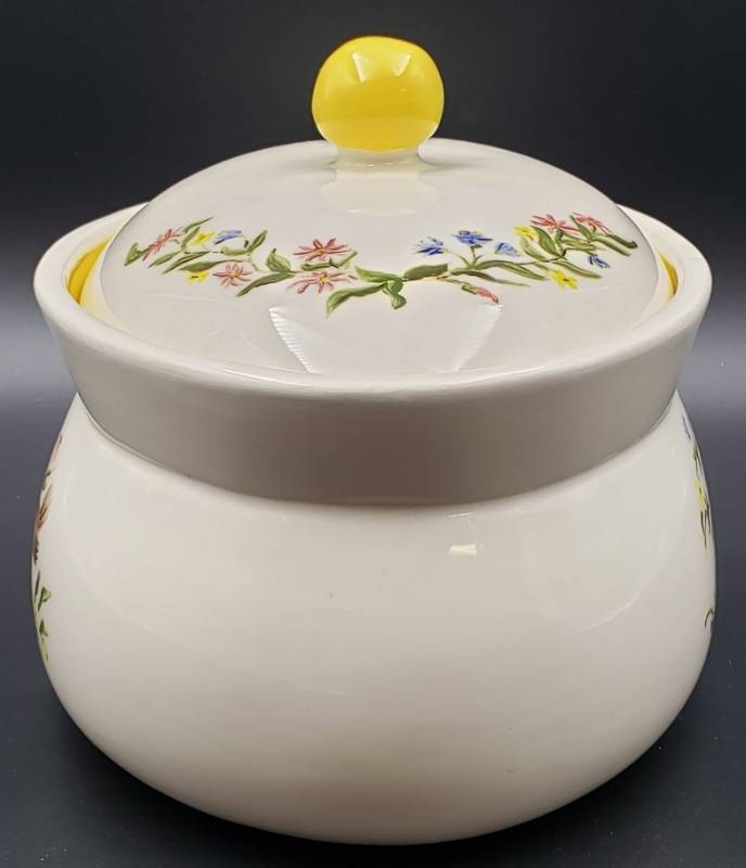 lot 60 image: Adorable Casserole Dish