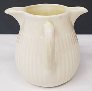 lot 98 image: Vintage Belleek (1950s) Double Spout and Handle Creamer - Lifford Pattern