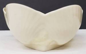 lot 85 image: Vintage Belleek Neptune Yellow and Cream Shell Candy Dish